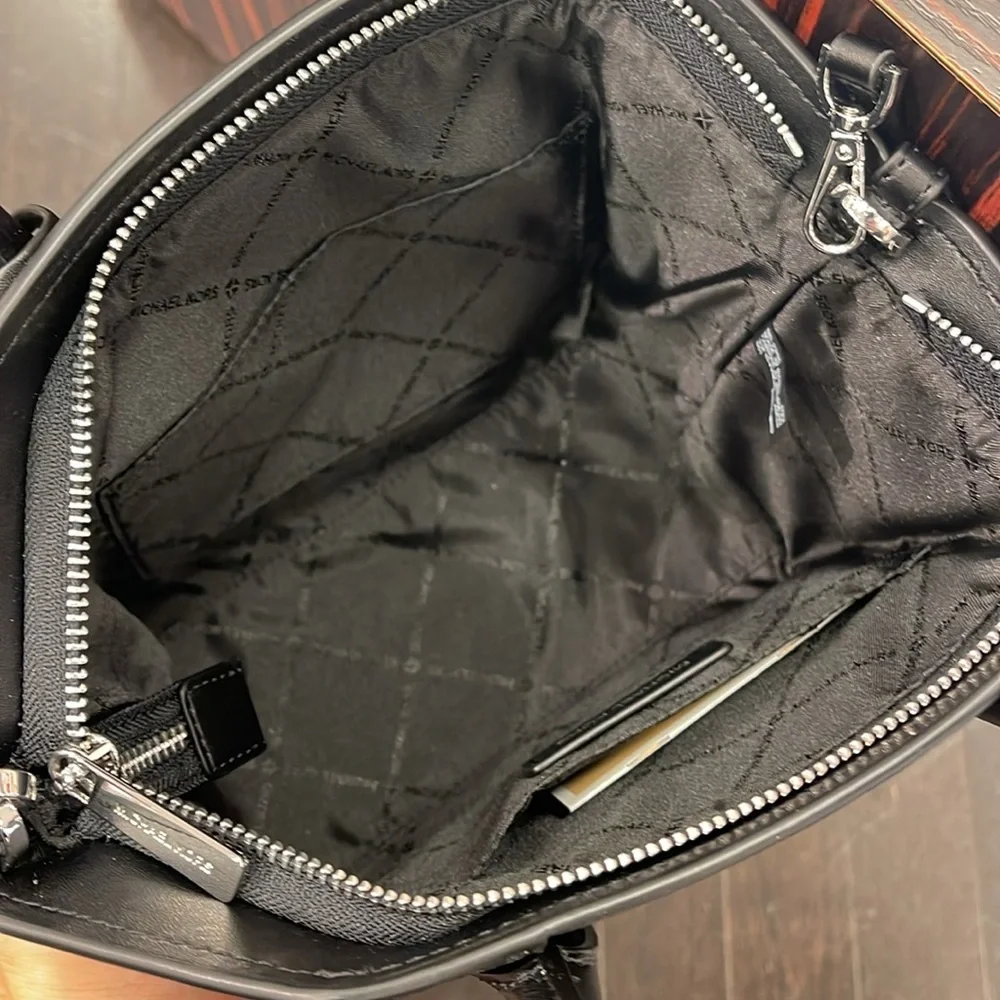 MICHAEL KORS
Avril Small Logo Top-Zip Satchel
COLOR BLACK
NWT - Picture 13 of 16